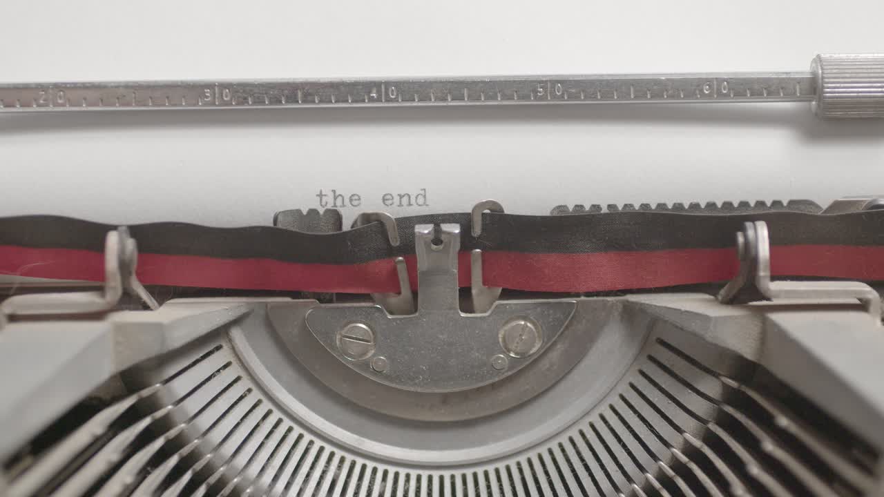Primo piano di una macchina da scrivere che digita "La Fine".