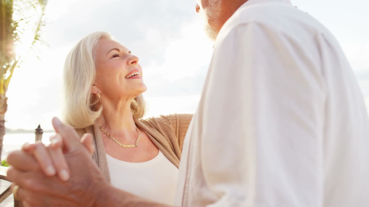 열대 휴가에서 춤을 추는 성숙한 백인 커플