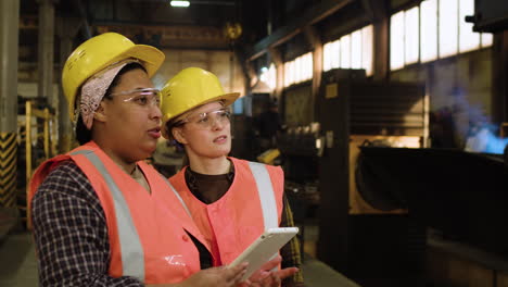 mujeres que trabajan en una fábrica