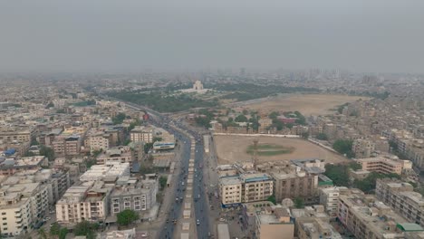 drone aéreo disparado sobre campos de juego de cricket y edificios a lo largo de ma jinnah road, karachi, pakistán en un día nublado