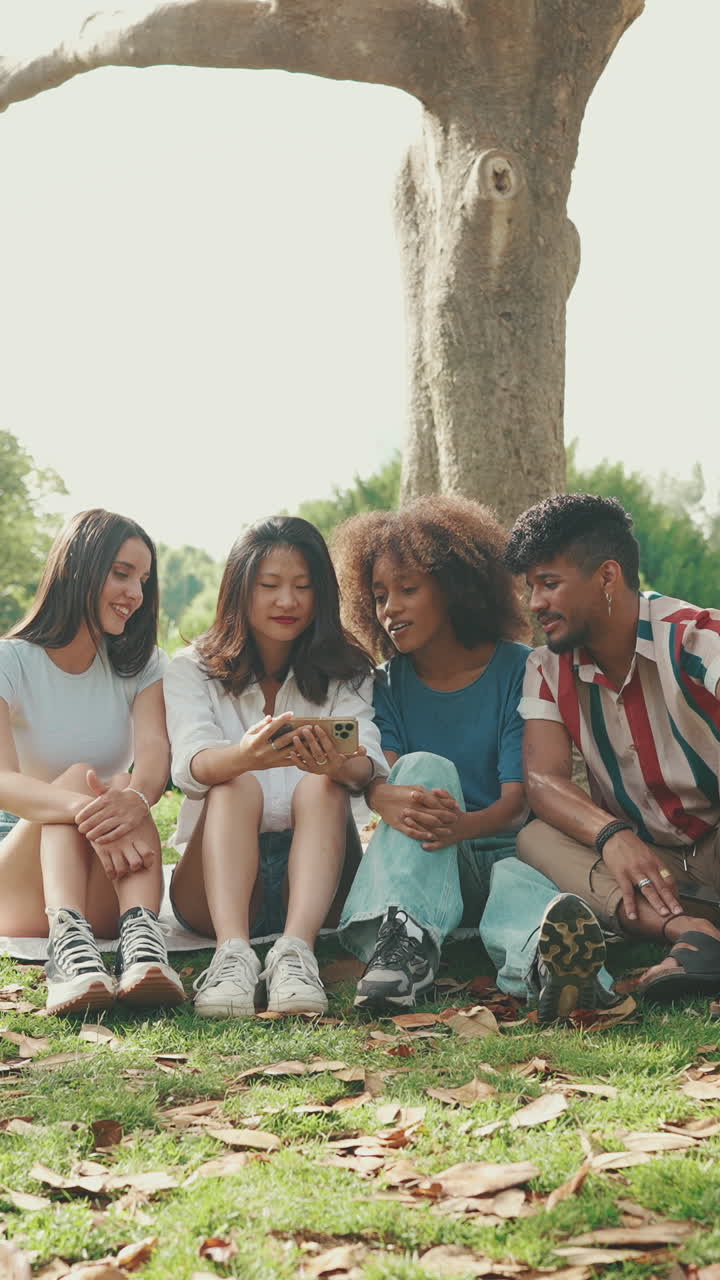 Amigos pasando el rato en el parque.