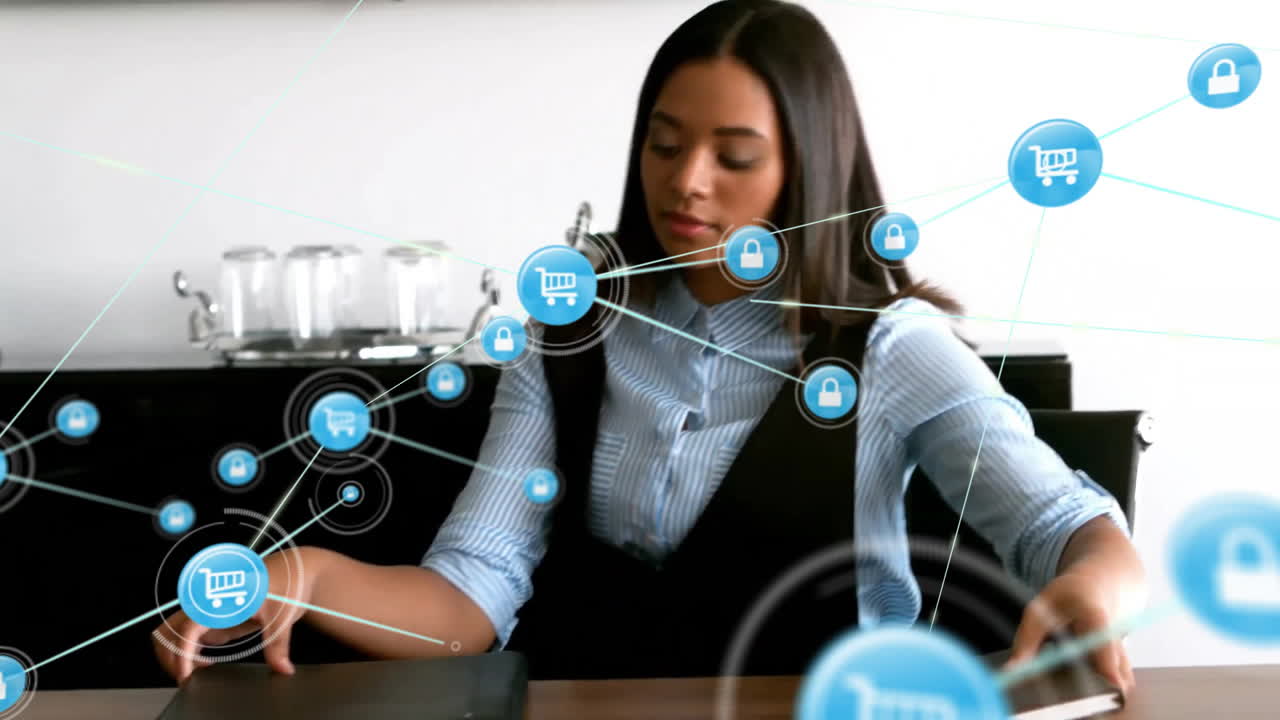 animación de la red de conexiones con iconos de tranvía sobre mujer de negocios biracial en la oficina