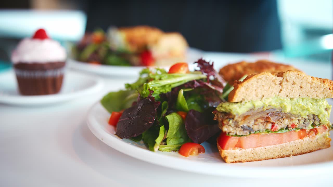 primer plano de un sándwich vegetariano saludable en un plato en una cafetería