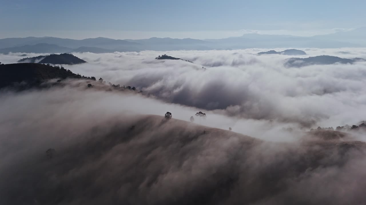 태국 치앙마이의 푸른 산맥을 고 있는 아침 안개를 포착하는 조용한 드론 비행.이 놀라운 영상은 자연과 생태 관광을 강조합니다.