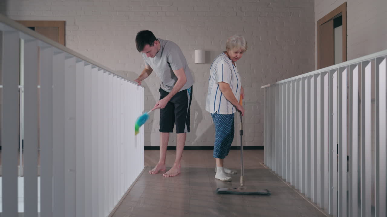 집 을 청소 하는 부부