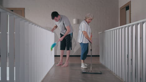 una pareja limpiando una casa