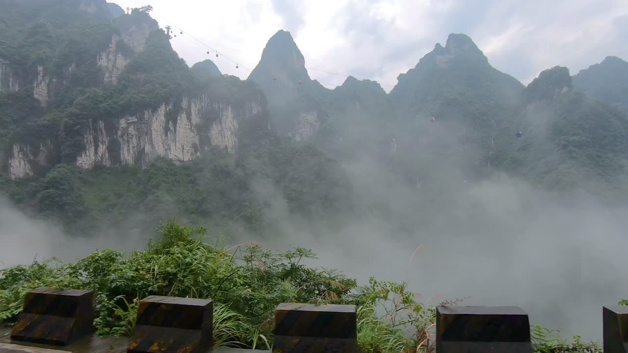 vista de la ventana del autobús de la peligrosa carretera sinuosa de 99 vueltas a la cima de la montaña tianmen, parque nacional zhangjiajie, hunan, china
