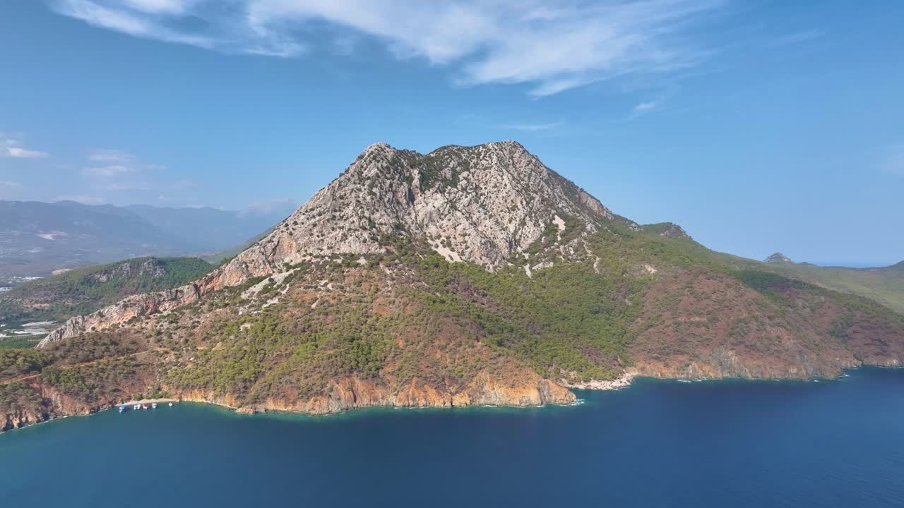 산악 해안선 의 공중 사진