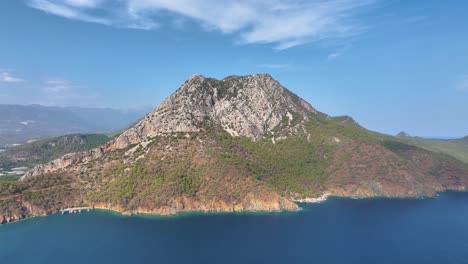 vista aérea de una costa montañosa