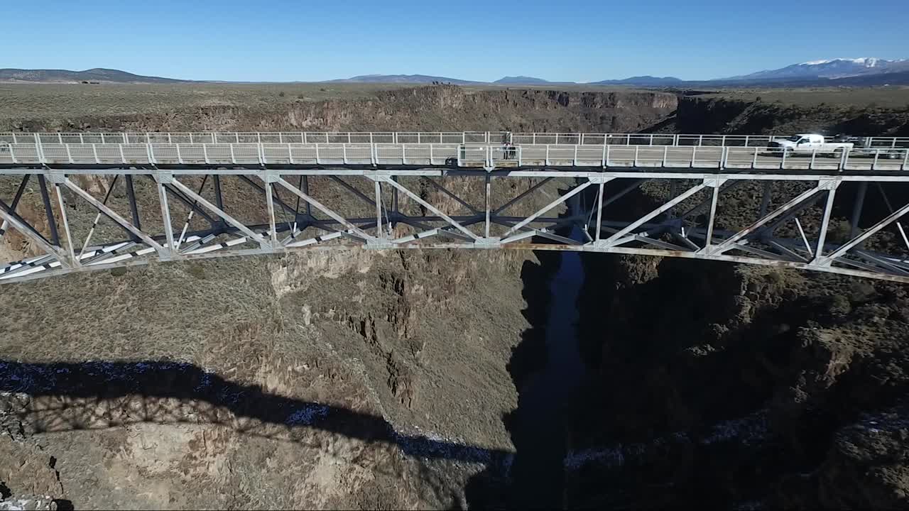 video de drones del puente colgante del desfiladero del río grande colorado new mexico taos snow