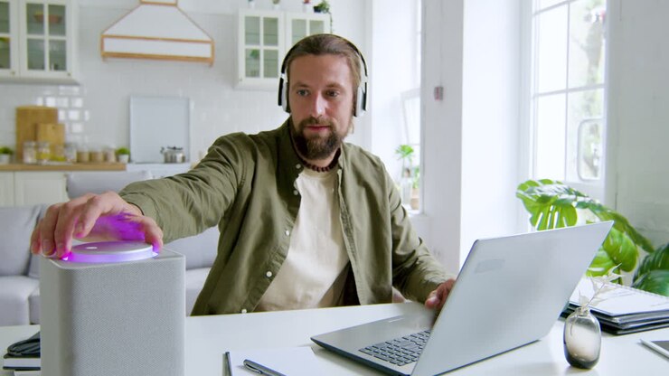 Mand sidder ved skrivebord i stuen