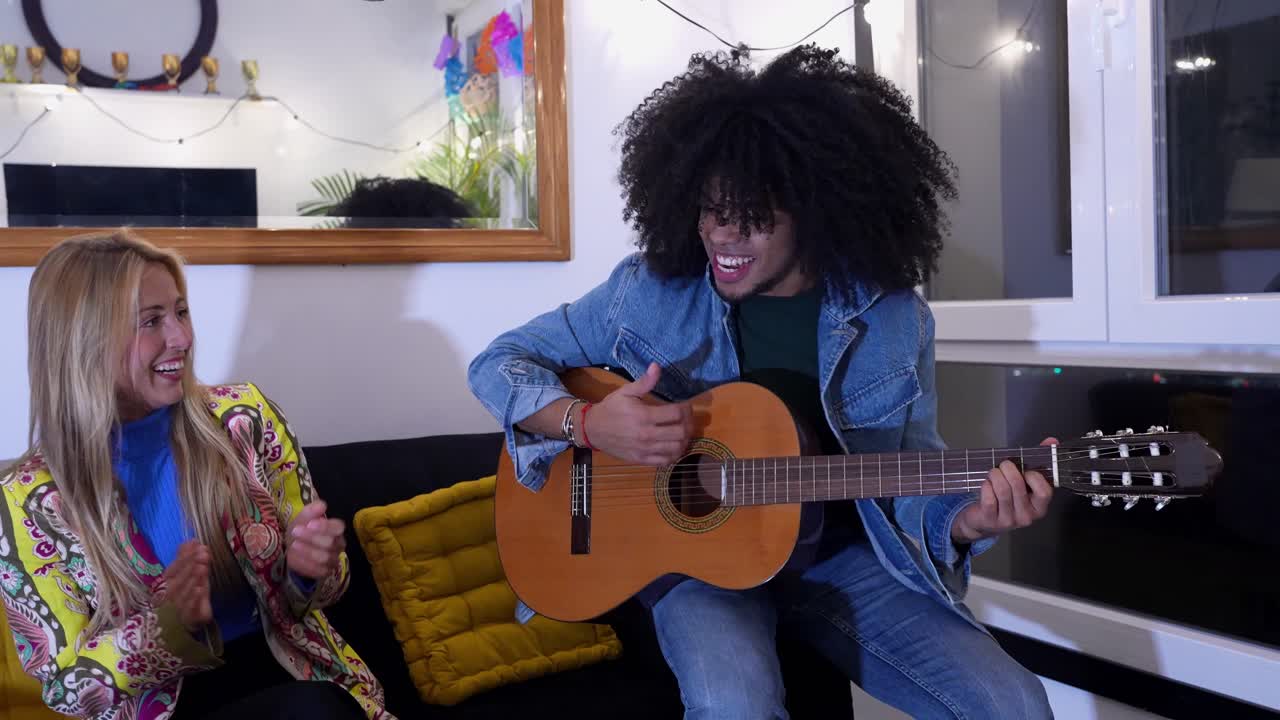 Folk, der nyder musik med en guitar