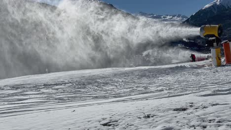 A-Medida-Que-El-Clima-Se-Calienta,-Se-Requiere-Más-Fabricación-De-Nieve-En-Las-Pistas-De-Menor-Altitud.