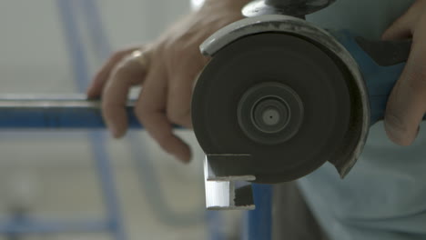cierre de sierra eléctrica cortando algo de hierro