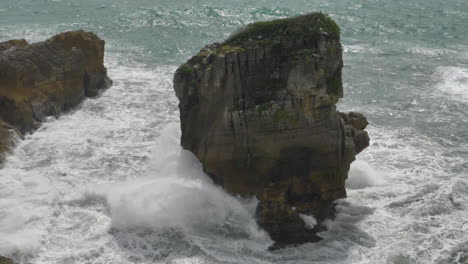 Ola-En-Cámara-Lenta-Choca-Contra-Una-Pila-De-Mar-En-La-Costa---Punakaiki,-Nueva-Zelanda