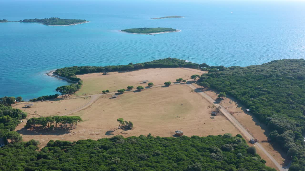 아드리아 해의 아름다운 브리주니 섬의 공중 전망
