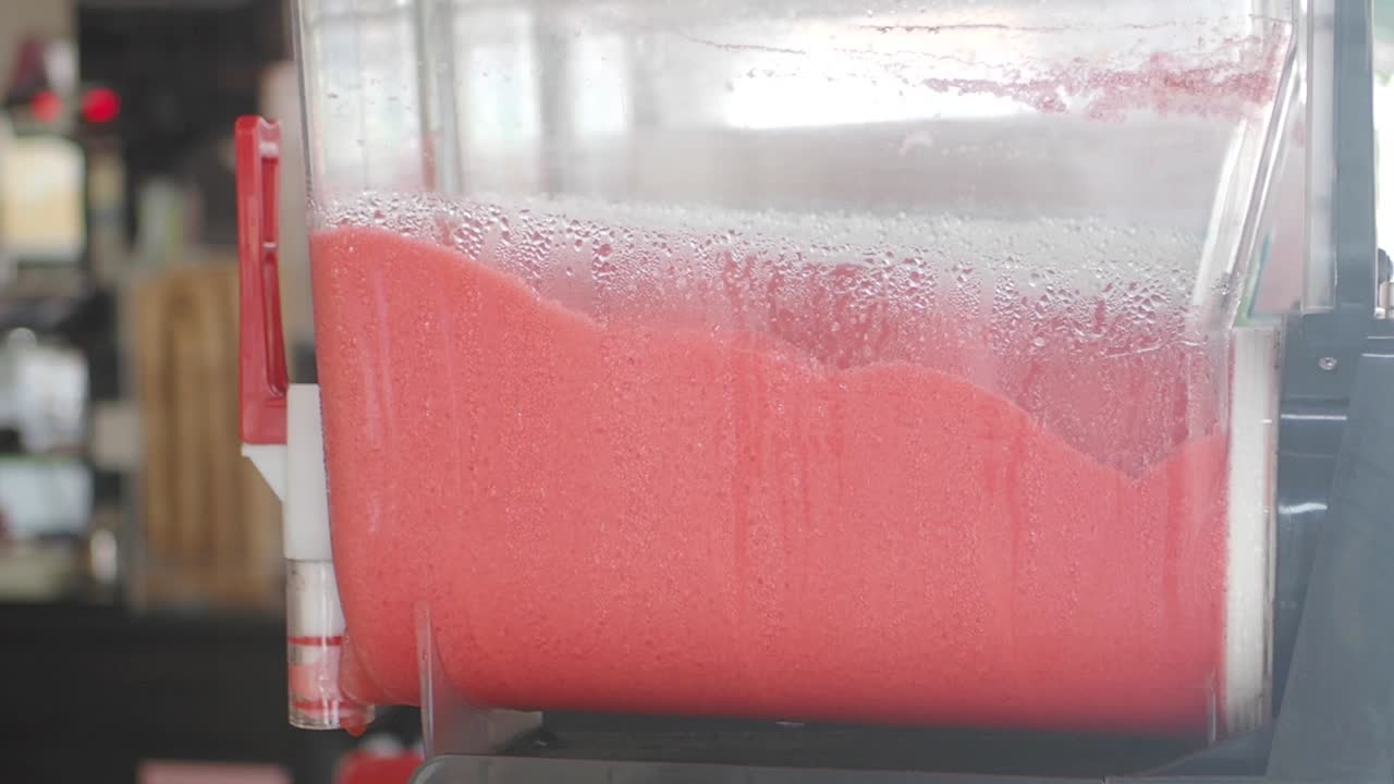 slushie rojo en una máquina