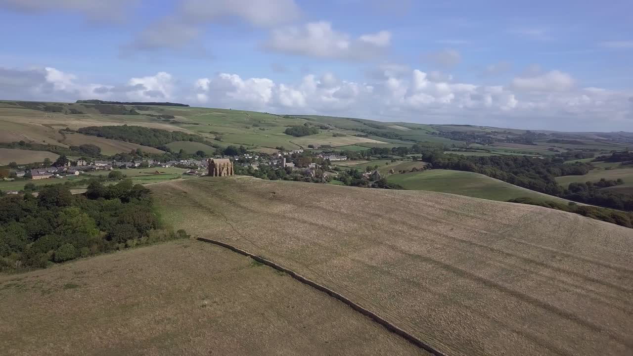 воздушное слежение и вращение справа налево вокруг потрясающей часовни святой екатерины, расположенной недалеко от абботсбери в дорсете, англия