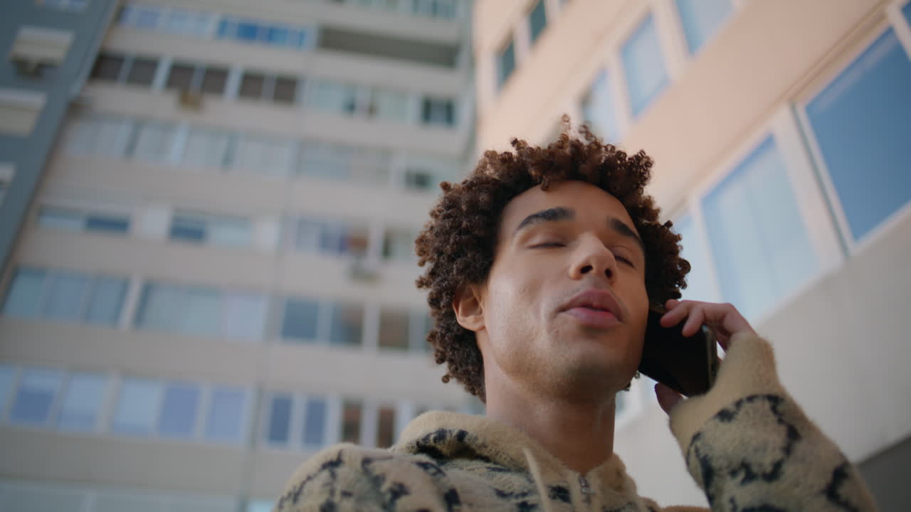 hombre hablando teléfono inteligente en el fin de semana despreocupado paseo de primer plano. tipo feliz