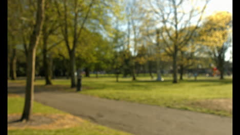 Toma-Borrosa-De-Gente-Caminando-En-La-Distancia