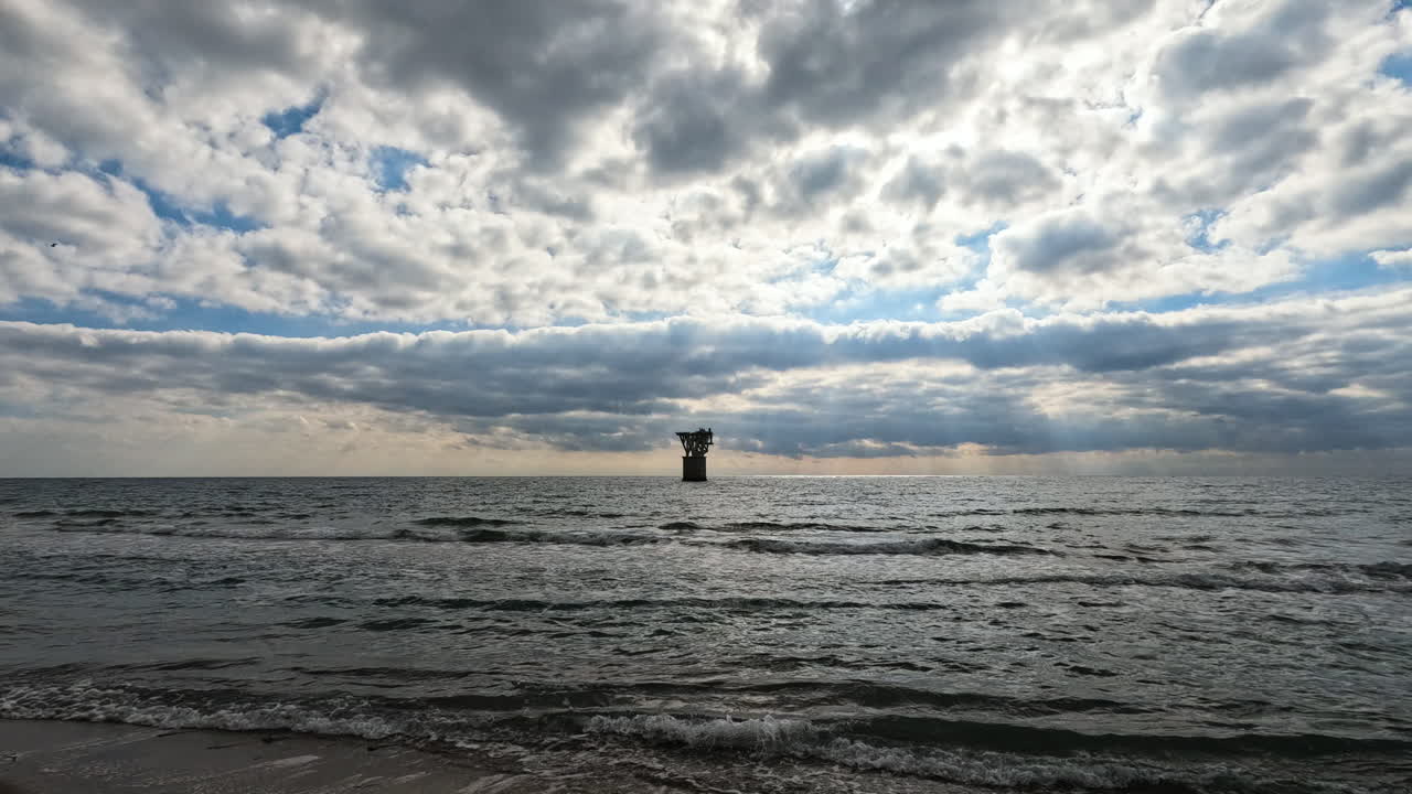 스페인 마르베야에 있는 오래된 상징적인 토레 델 케이블의 4k 와이드 샷