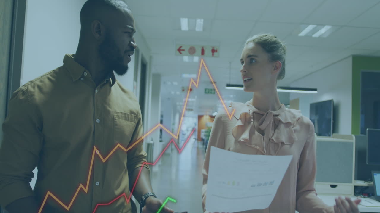 animación de iconos de las redes sociales contra hombres y mujeres diversos discutiendo sobre documentos en la oficina