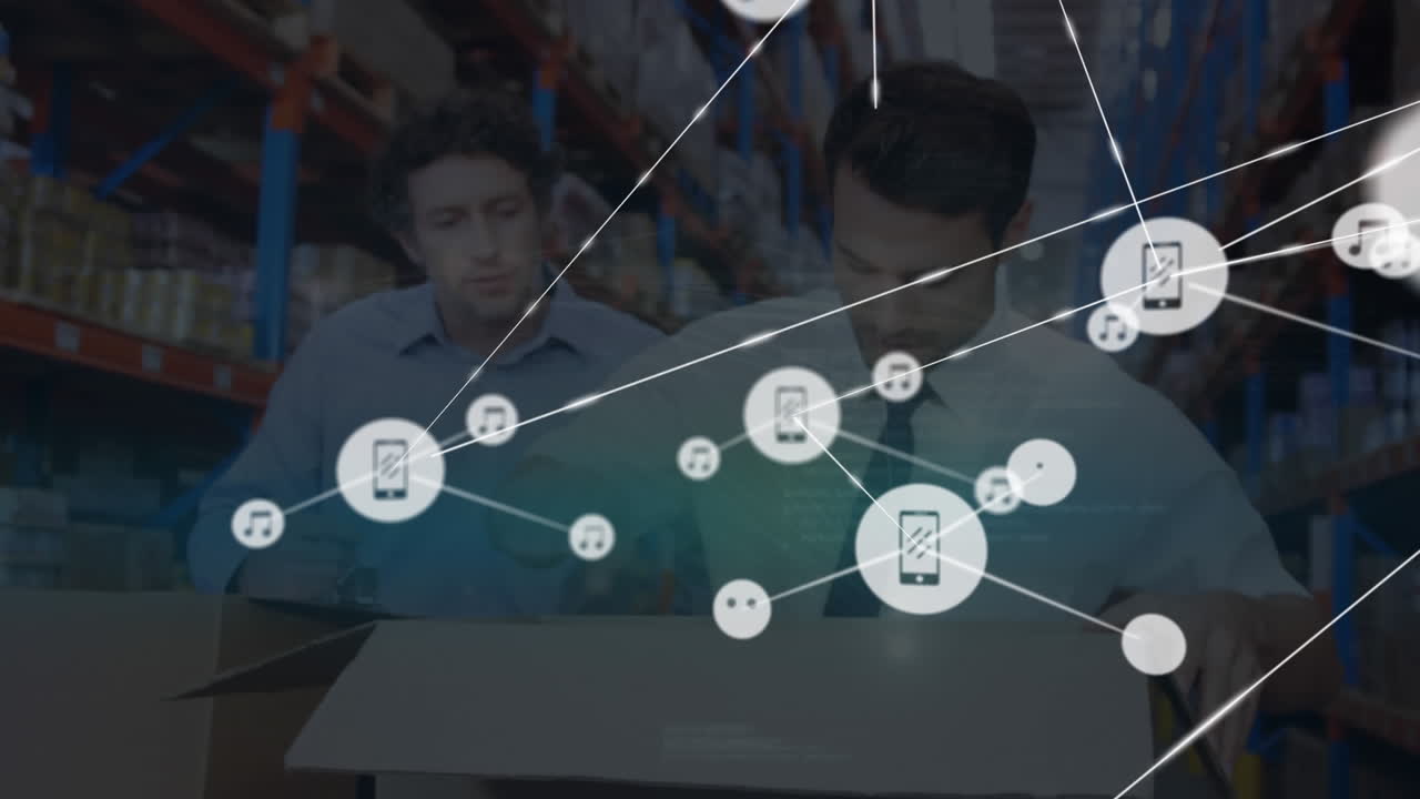 animación de iconos de teléfonos y música conectados sobre gerentes caucásicos inspeccionando cajas en el almacén