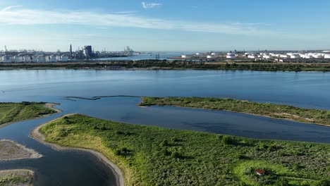 Grüne-Sümpfe-Am-Oostvoornse-Meer-Luftdrohnen-Fliegen-über-Rotterdam-Hafen-Holland