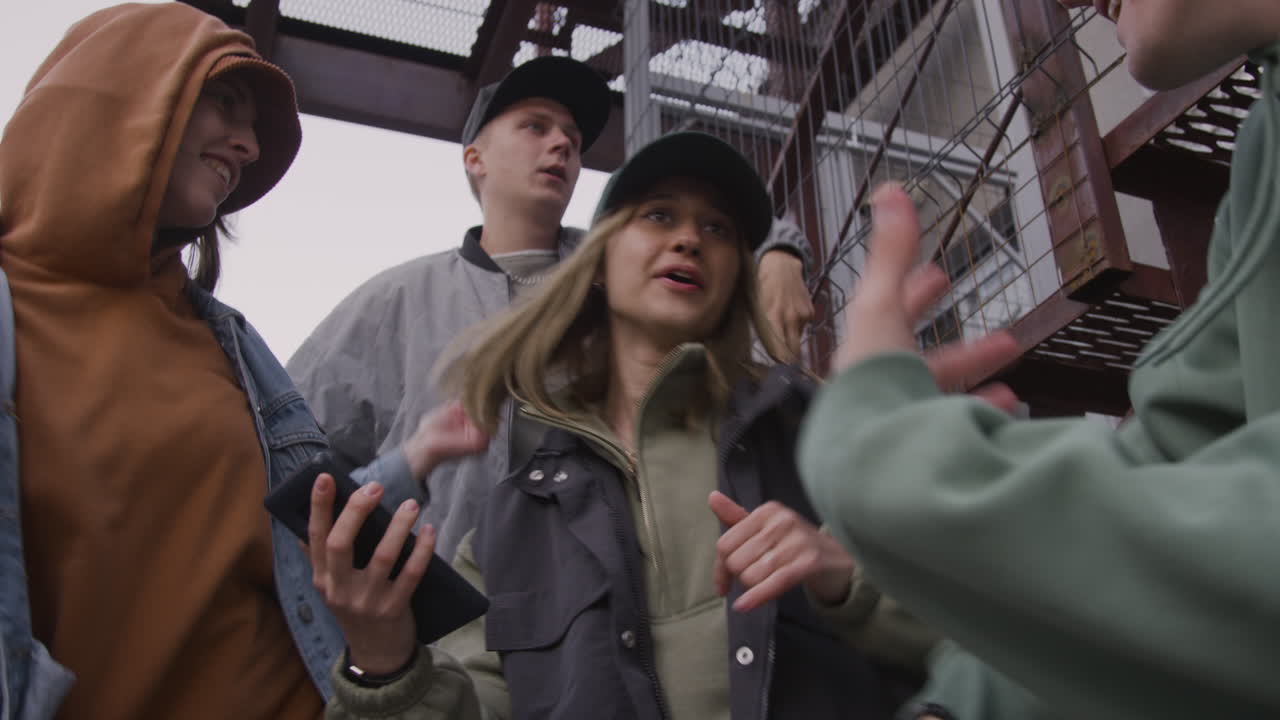 어린 친구 들 이 계단 에서 음악 을 듣고 있다