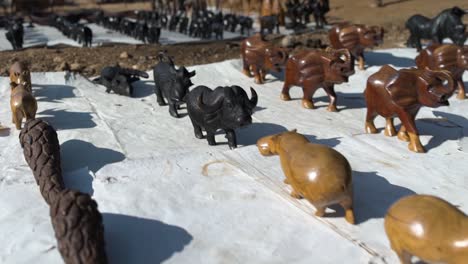 toma de seguimiento de esculturas de animales africanos hechas a mano en el mercado africano