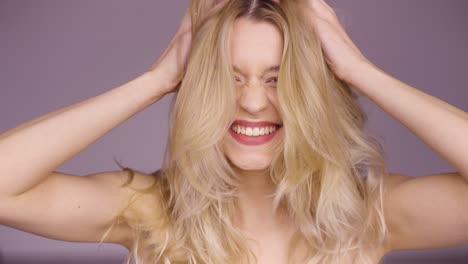 una mujer feliz con cabello rubio.