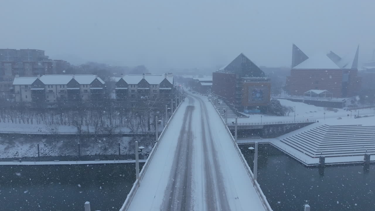 Static footage of Market Street and the bridge during a snowstorm in Chattanooga, TN.