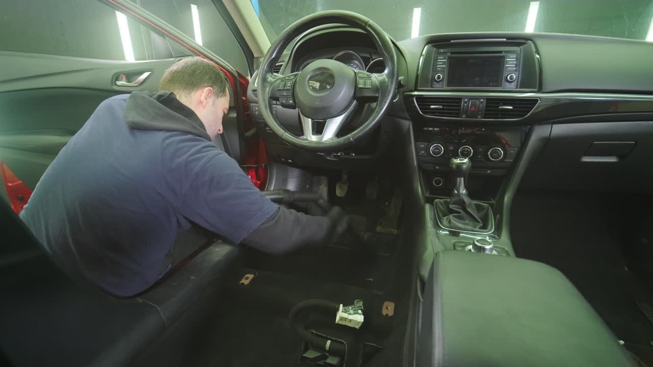 전문적인 자동차 청소. 샤워. 인테리어 세부 사항. 자동차 인테리어를 건조 청소 및 세부 사항; 깊은 좌석 청소; 자동차 세탁에서 거품을 는; 먼지에서 자동차 패널을 청소하는; 진공청소기