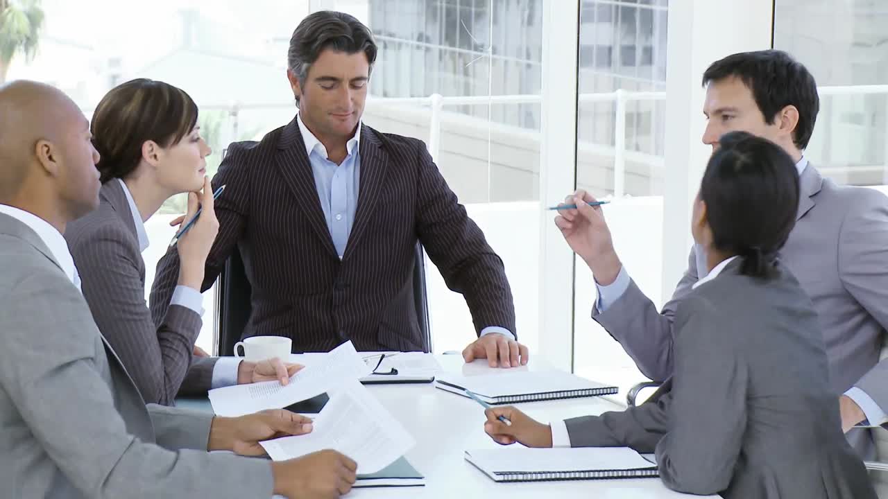 회의 중인 사업가들