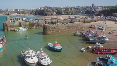 barcos de pesca en el puerto de newquay durante la marea baja en cornualles, reino unido