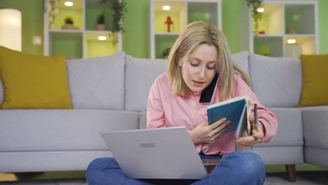 Mujer-Joven-Trabajadora-De-Oficina-En-Casa-Sentada-En-El-Suelo-Y-Haciendo-Trabajo.