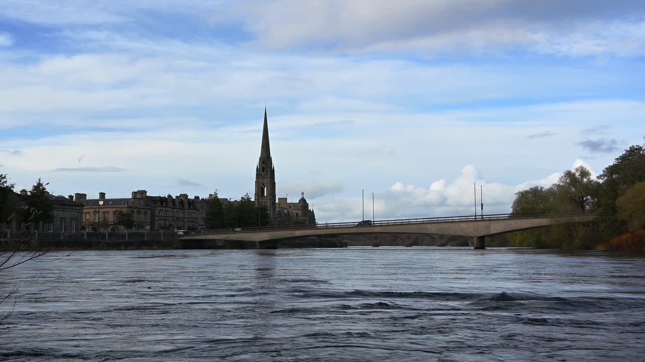 화창한 날 정적 샷에 퍼스와 강 테이의 아름다운 가을 장면