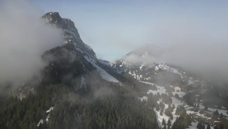 Obersee-Glarus-Näfels-Suiza-Vista-Aérea-A-Través-De-Las-Nubes-A-Gran-Altitud