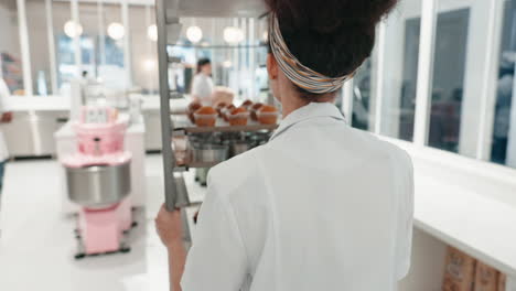 Chef,-Mujer-Y-Caminando-Con-Muffins-Al-Restaurante