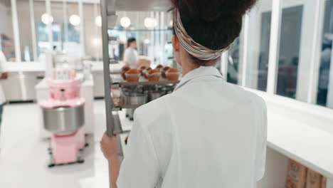 chef, mujer y caminando con muffins al restaurante