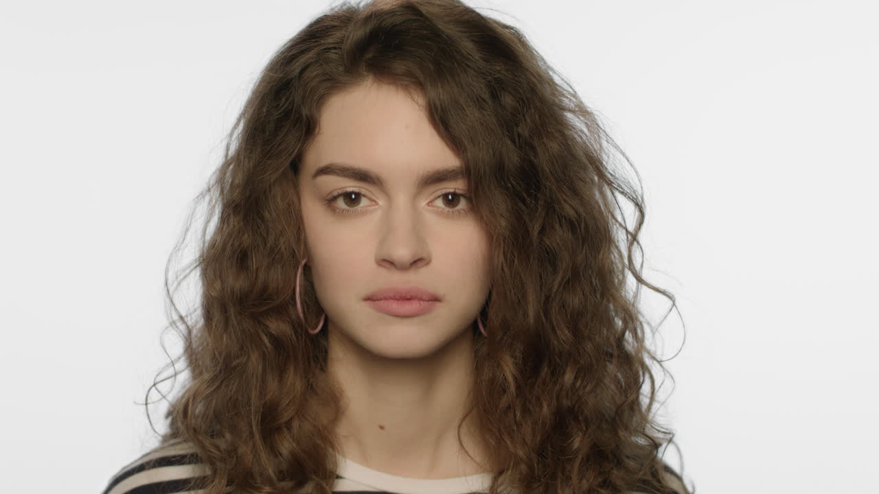 mujer joven saludando sí. primer plano de mujer atractiva dar respuesta positiva