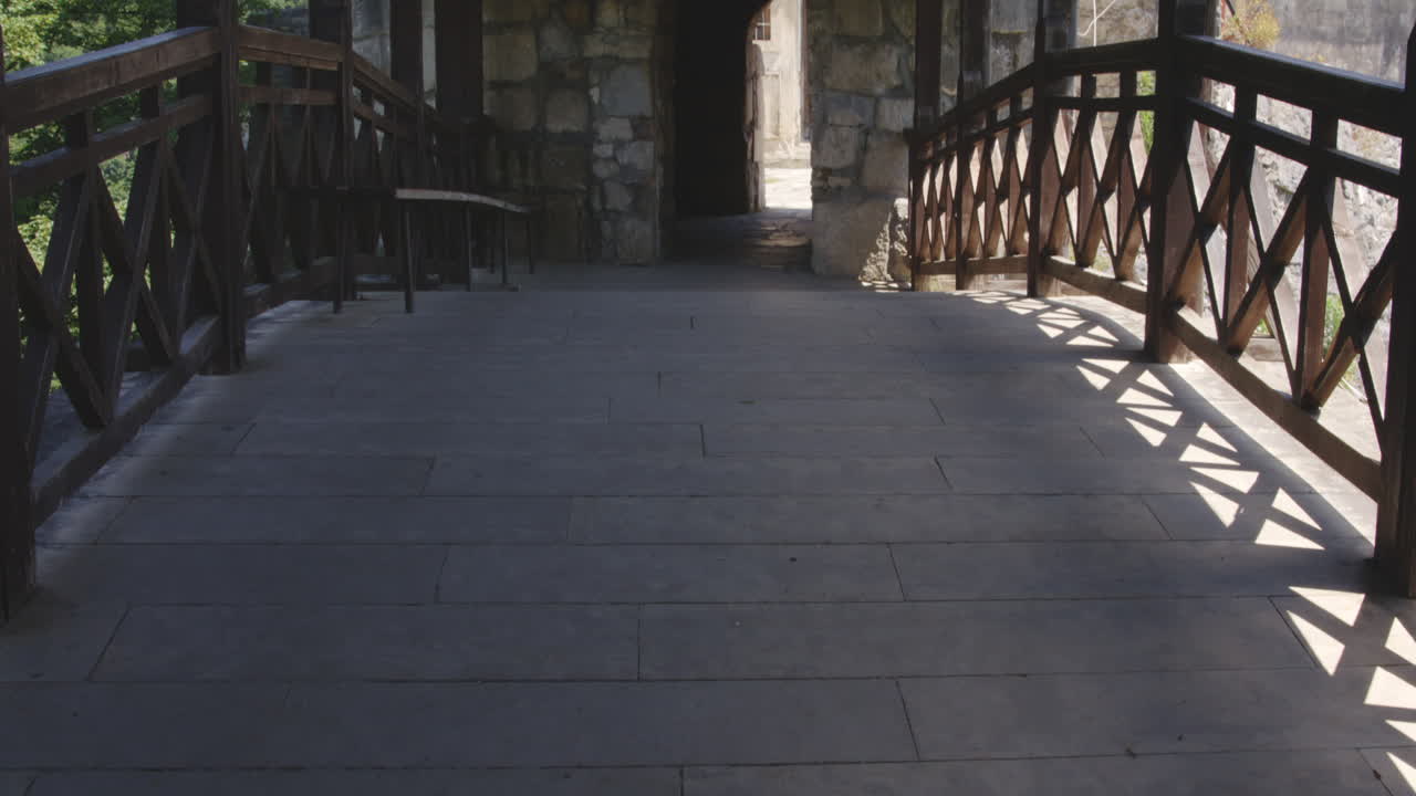 крытый мощеный арочный мост, ведущий к монастырю моцамета