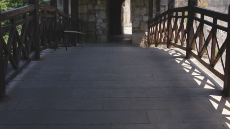 pasarela de puente arqueado pavimentado cubierto que conduce al monasterio de motsameta