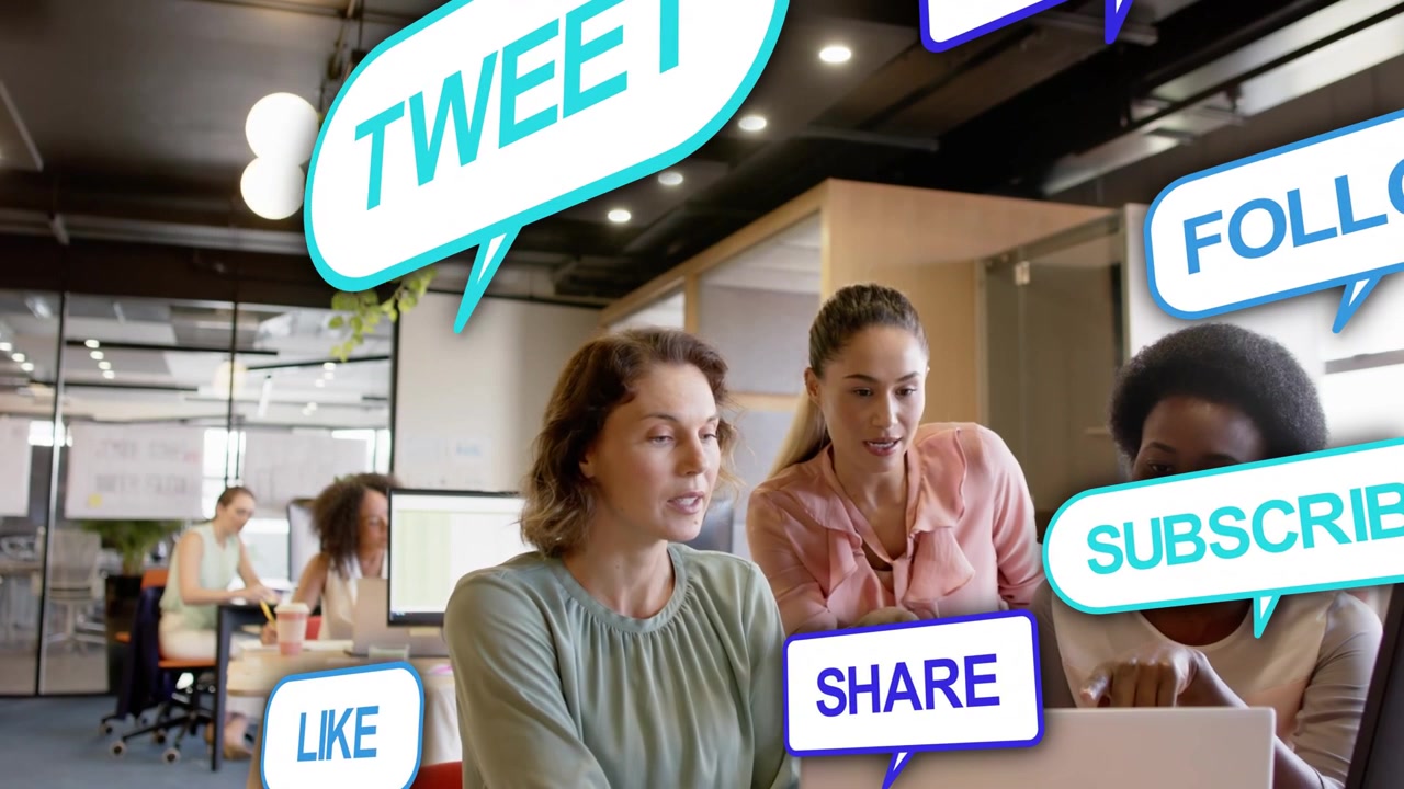 Tre donne al laptop, che digitano e indicano, generando pop-up social che mostrano marketing.