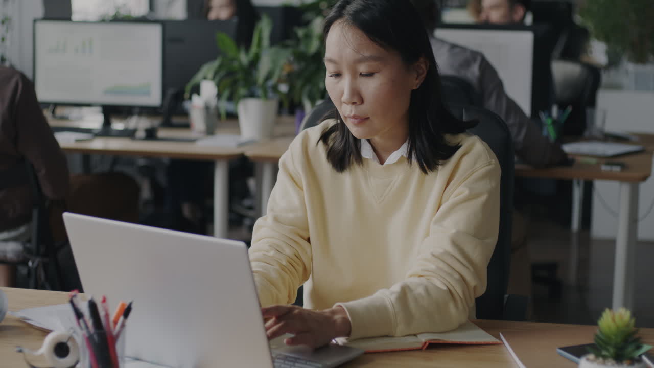 현대적인 사무실에서 일하는 여성