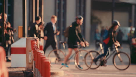 Anonyme-Menschenmenge,-Die-Mit-Dem-Fahrrad-Fahrrad-Fährt,-Pendler,-Londoner-Stadtstraße,-Zeitlupe