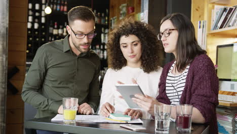 trabajo en equipo jóvenes profesionales