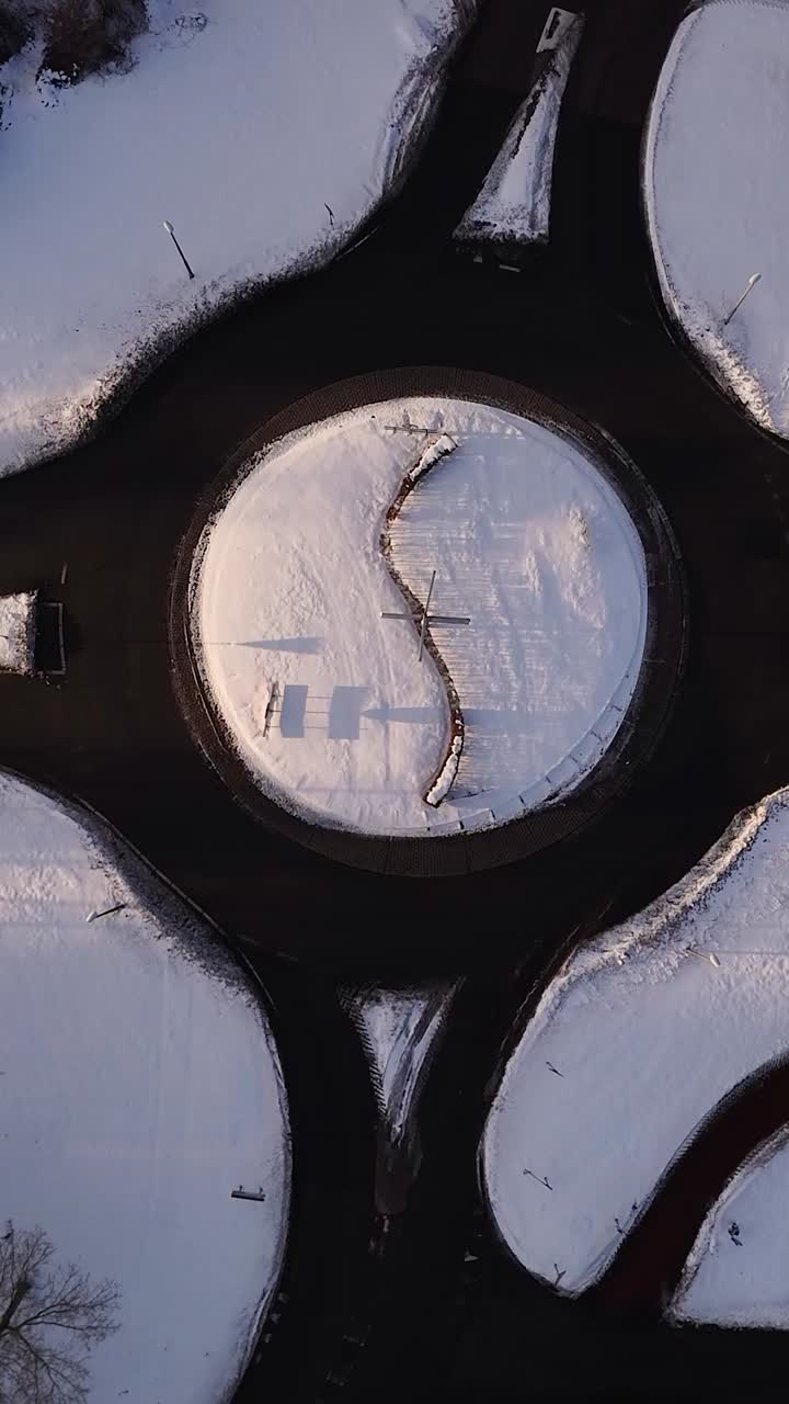 Vista aerea di una rotonda innevata in inverno