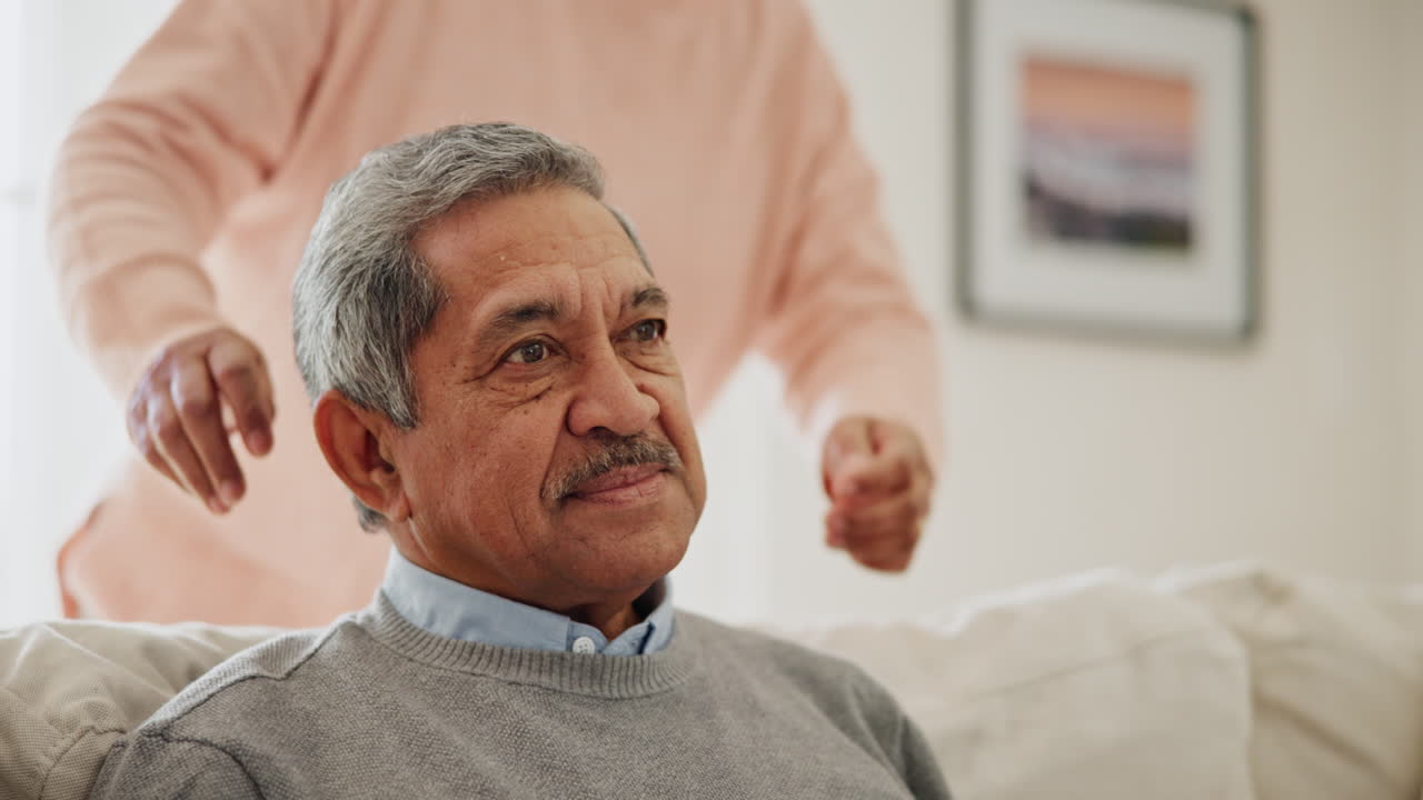 은 부부는 긴장을 풀고 사랑으로 포옹합니다.