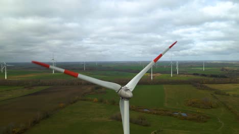 Toma-Aérea-De-Varios-Molinos-De-Viento-Para-La-Producción-De-Energía-Eléctrica-Renovable-En-Una-Amplia-Zona-Rural